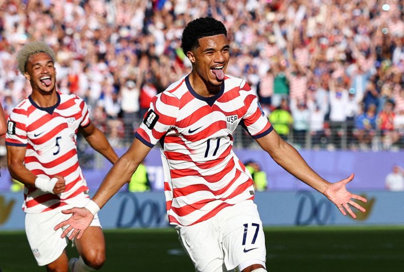 Ten-man US earn 2-0 win over Bosnia, charge into round of 16